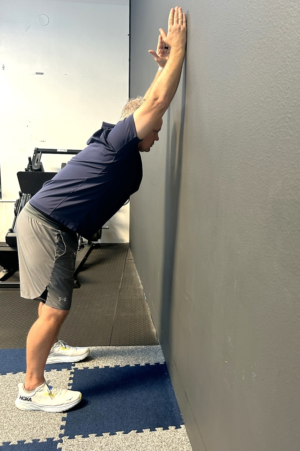 /content/dam/images/golfdigest/fullset/fitness-2024/Hansen OH Lat Stretch 2.JPEG